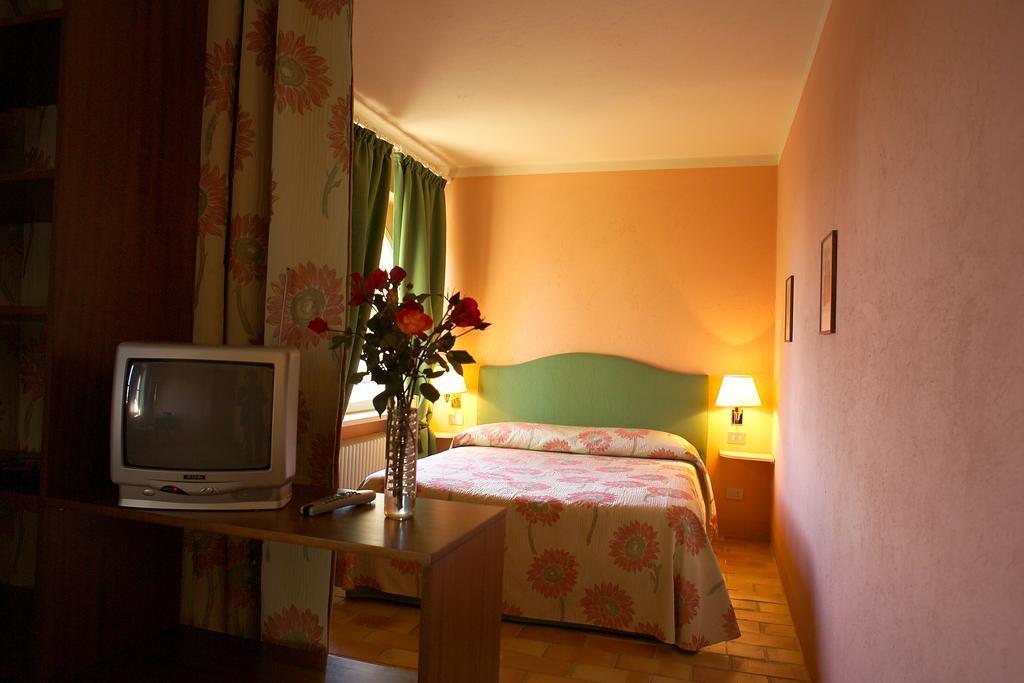 Agriturismo Il Torrione Pinerolo Ruang foto