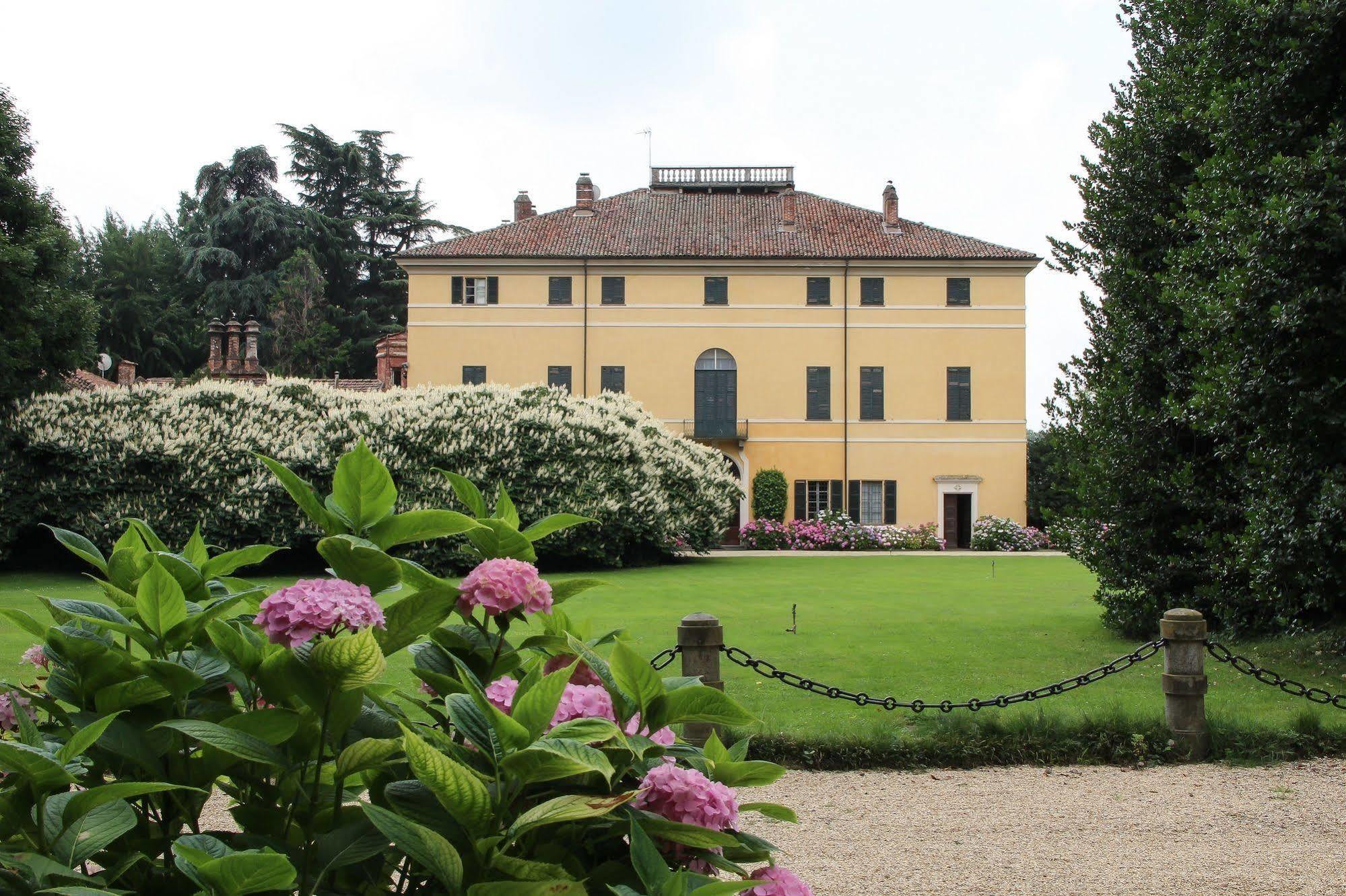 Agriturismo Il Torrione Pinerolo Bagian luar foto
